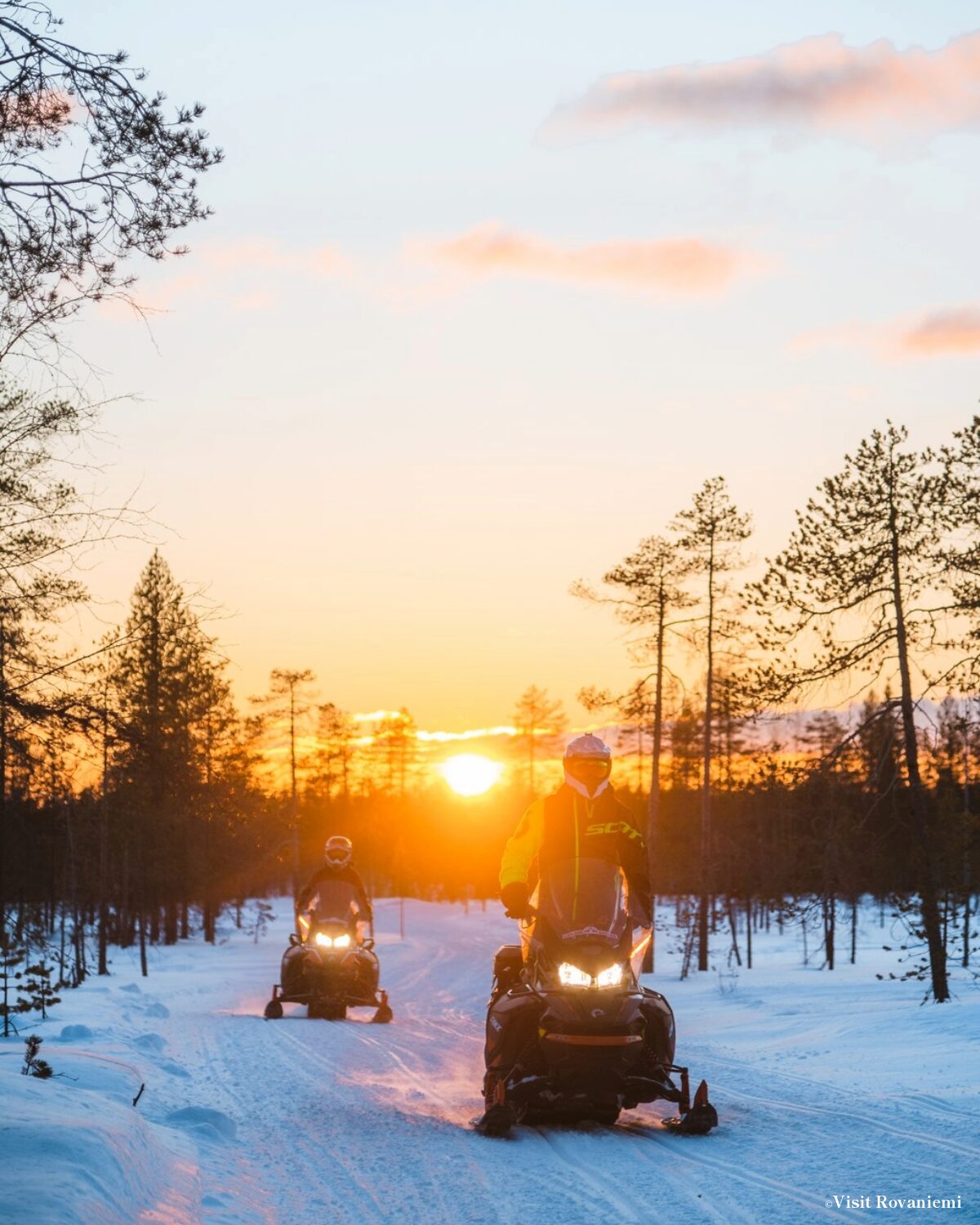 スノーモービル