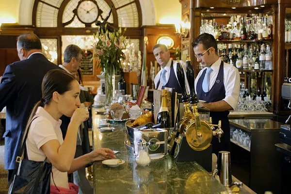 バールのカウンター